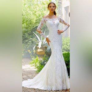 Beautiful Ivory Wedding Gown. Bride was a 5’4” size 2 when she wore it.